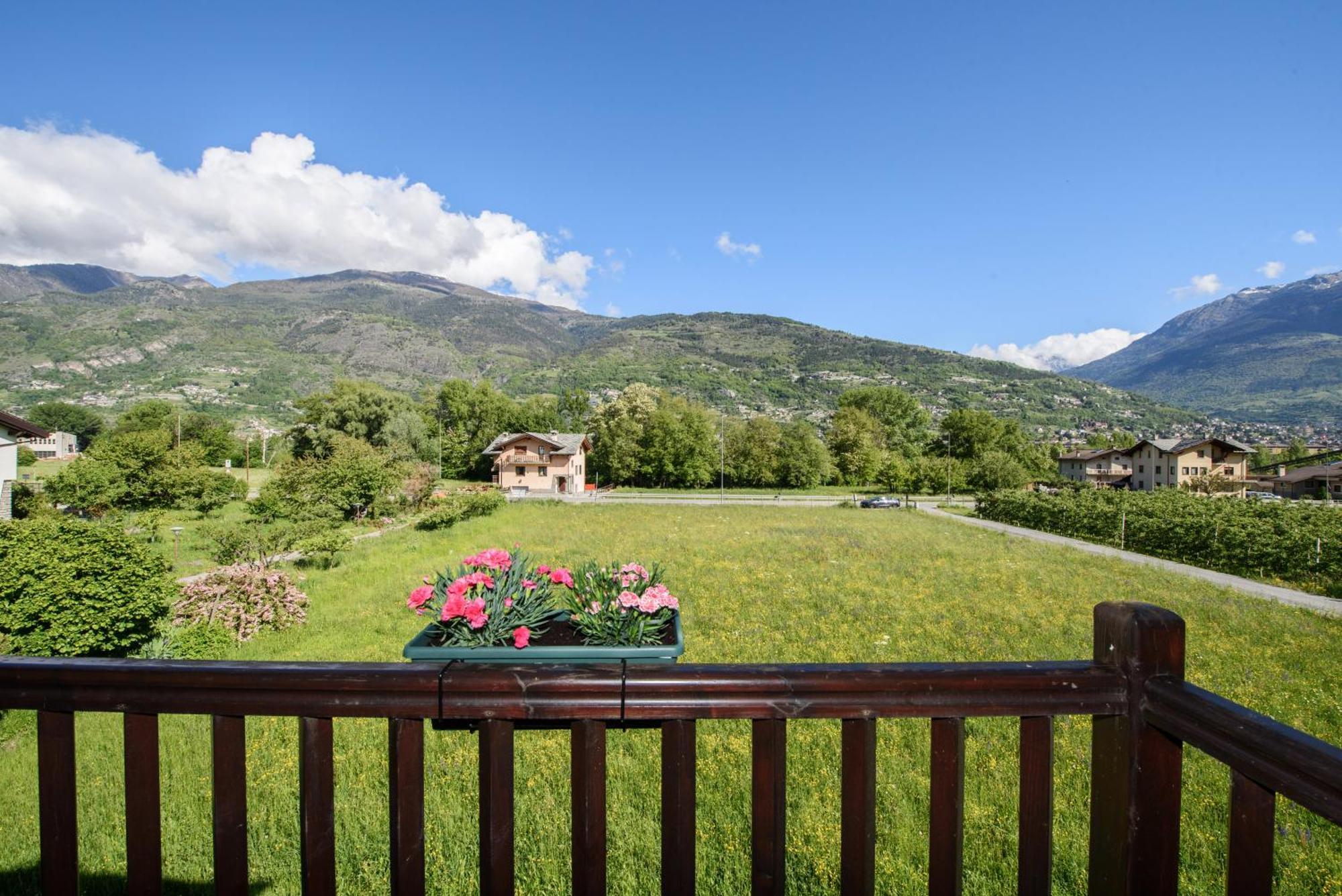 "The Mountain B&B" - Ski, Mtb & Beautiful View - Private Parking Aosta Exterior photo